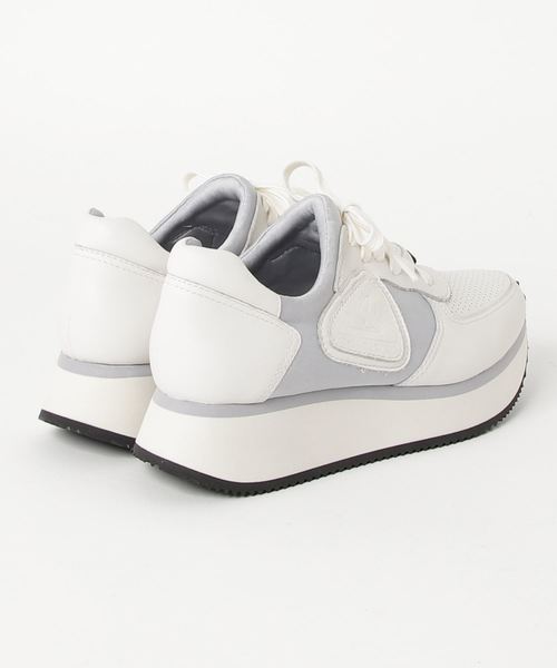 あしながおじさん（アシナガオジサン）の「〈あしながおじさん〉　厚底ワッペンスニーカー（スニーカー・レディース・ブラック/ホワイト/ベージュ・24.5cm/22.5cm/23.5cm/24.0cm/23.0cm）」の6枚目の写真