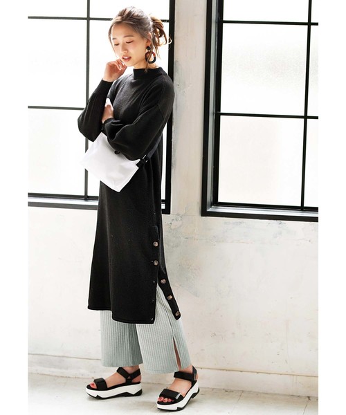 GeeRA(ジーラ)の「スリットボタンニットワンピース(ワンピース・レディース・グレー/ブラック/ベージュ/キャメル・MEDIUM/SMALL/LARGE/X-LARGE)」の11枚目の写真