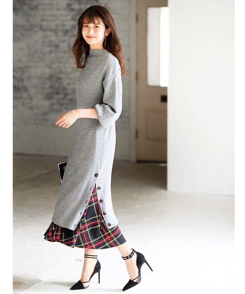GeeRA(ジーラ)の「スリットボタンニットワンピース(ワンピース・レディース・グレー/ブラック/ベージュ/キャメル・MEDIUM/SMALL/LARGE/X-LARGE)」の12枚目の写真