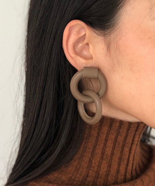 TODAYFUL（トゥデイフル）の「レザーリングピアス（ピアス（両耳用）・レディース・ブラック/モカ/キナリ・FREE）」の3枚目の写真