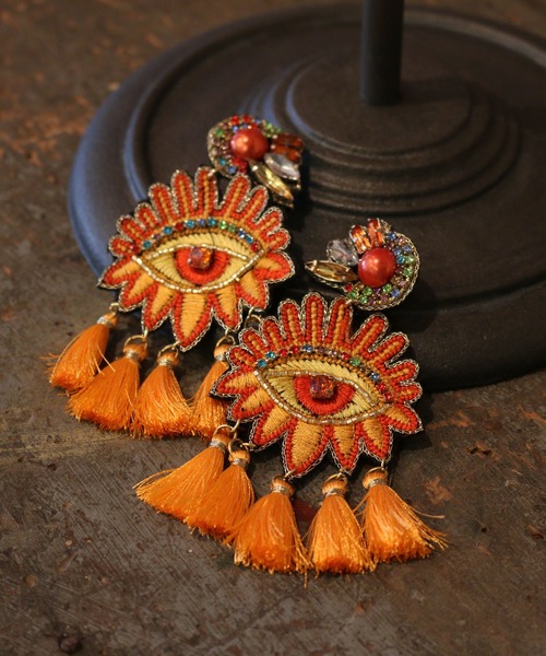 misto accessories(ミストアクセサリーズ)の「アイズピアス eyes pierce(ピアス(両耳用)・レディース・スカイブルー/ネイビー/ホワイト/ピンク/オレンジ・FREE)」の8枚目の写真