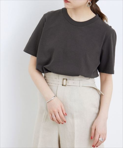 BATONER（バトナー）の「【BATONER for ADAM ET ROPE'】色別注PACK T-SHIRT(Tシャツ)（Tシャツ/カットソー・レディース・チャコールグレー/ホワイト系その他5/ブラウン系その他2・1）」の3枚目の写真