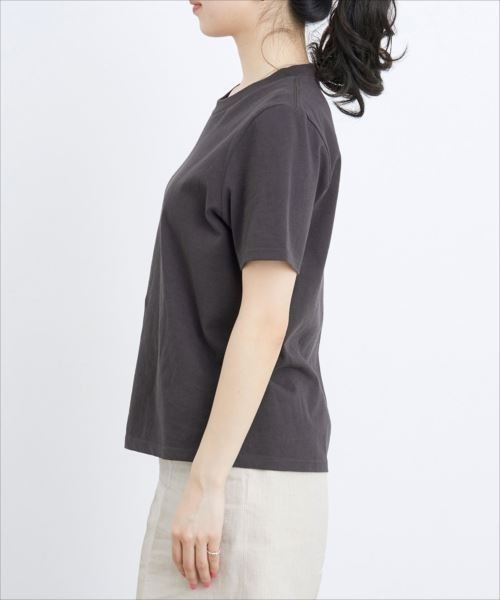 BATONER（バトナー）の「【BATONER for ADAM ET ROPE'】色別注PACK T-SHIRT(Tシャツ)（Tシャツ/カットソー・レディース・チャコールグレー/ホワイト系その他5/ブラウン系その他2・1）」の13枚目の写真