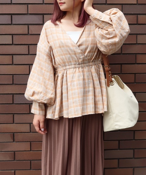 Riberry（リベリー）の「チェックボリューム袖カシュクールブラウス（シャツ/ブラウス・レディース・ブラック/ブラウン/ベージュ・MEDIUM）」の3枚目の写真
