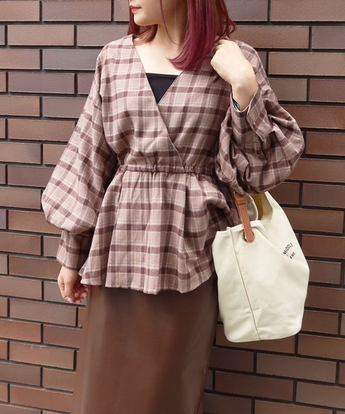 Riberry（リベリー）の「チェックボリューム袖カシュクールブラウス（シャツ/ブラウス・レディース・ブラック/ブラウン/ベージュ・MEDIUM）」の2枚目の写真