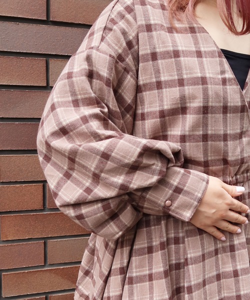 Riberry（リベリー）の「チェックボリューム袖カシュクールブラウス（シャツ/ブラウス・レディース・ブラック/ブラウン/ベージュ・MEDIUM）」の4枚目の写真
