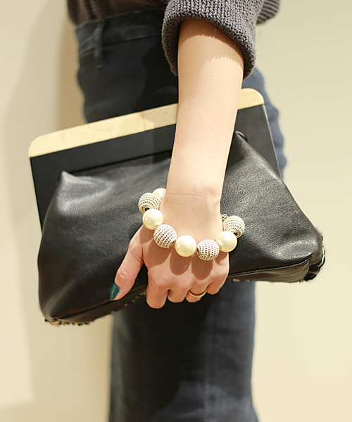 And A（アンドエー）の「パール付3WAYクラッチ（クラッチバッグ・レディース・ブラック/ネイビー・FREE）」の4枚目の写真