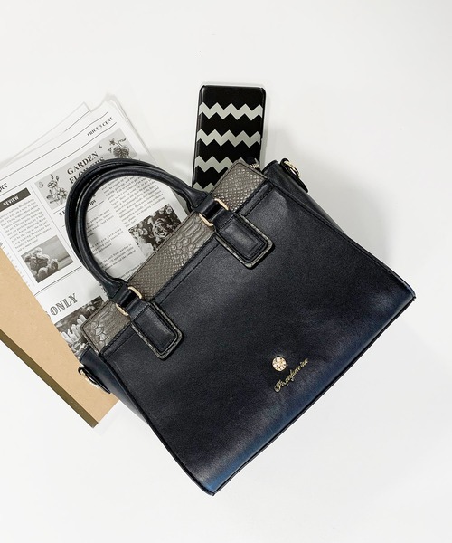 Pi（ピーアイ）の「スネーク型押し２WAYバッグ（ショルダーバッグ・レディース・ホワイト/ブラック/ピンク・FREE）」の3枚目の写真