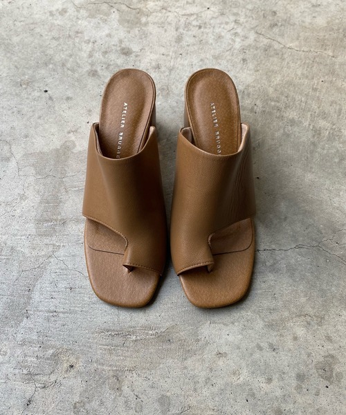 DouDou(ドゥドゥ)の「【atelier brugge/アトリエブルージュ】ヒールアップトング(サンダル・レディース・ライトグレー/モカ・23.5cm/24.5cm)」の1枚目の写真