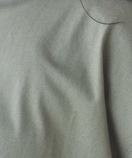 abahouse mavie（アバハウスマヴィ）の「【EC先行販売】モックネックチュニック（Tシャツ/カットソー・レディース・ホワイト/チャコールグレー/ブラック/スモークピンク・フリー）」の6枚目の写真