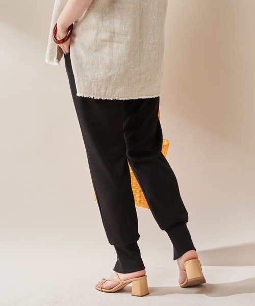 SHENERY（シーナリー）の「ライトダンボールジョガーパンツ