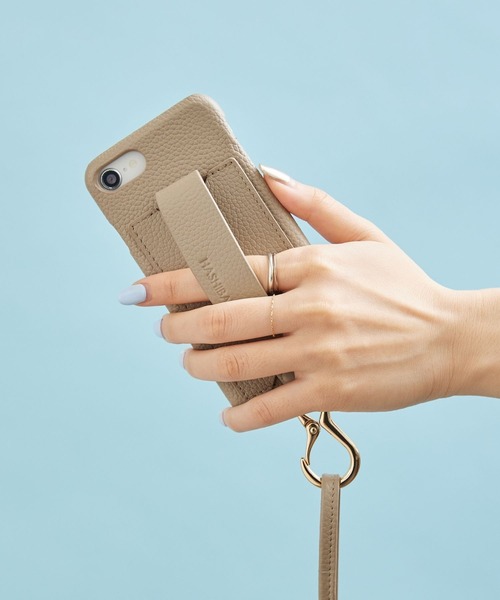 HASHIBAMI（ハシバミ）の「【HASHIBAMI】カラバッシュ ストラップ iPhoneケース ※iPhone 7/8/SE(第2/第3世代) 用（スマホケース/カバー・レディース・シルバー/グレイッシュベージュ/ブラック/イエロー/グレイッシュブルー/モスグリーン/ライラック/オレンジ/ナチュラル/ブルーパープル/ボルドー/ネイビー/ライトグリーン/コーラルピンク/マルチ/サンドベージュ/ブラウン/ベビーピンク/ゴールド/レモンイエロー/アクア・FREE）」の4枚目の写真