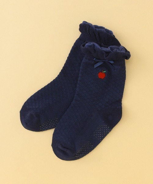 kladskap（クレードスコープ）の「リンゴ刺しゅうフロートクルーソックス（ソックス/靴下・キッズ・アイボリー/ネイビー・SS/L/S/M）」の2枚目の写真
