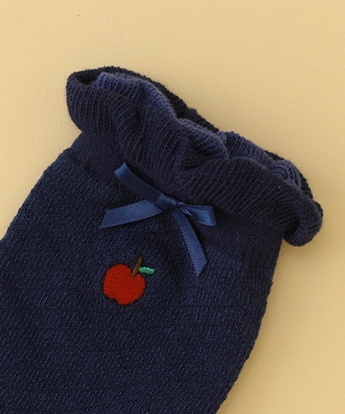 kladskap（クレードスコープ）の「リンゴ刺しゅうフロートクルーソックス（ソックス/靴下・キッズ・アイボリー/ネイビー・SS/L/S/M）」の3枚目の写真
