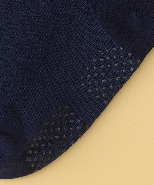 kladskap（クレードスコープ）の「リンゴ刺しゅうフロートクルーソックス（ソックス/靴下・キッズ・アイボリー/ネイビー・SS/L/S/M）」の5枚目の写真