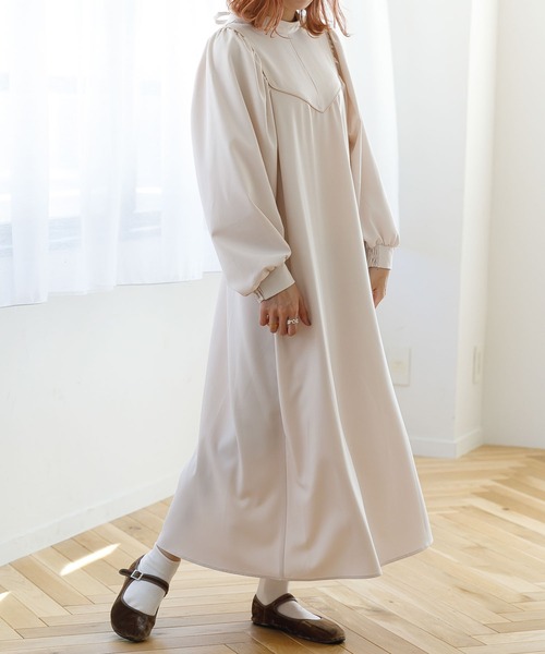 SLURR(スラ―)の「パイピング切替ボリュームスリーブワンピース(ワンピース・レディース・ベージュ/オフホワイト・S/M)」の1枚目の写真