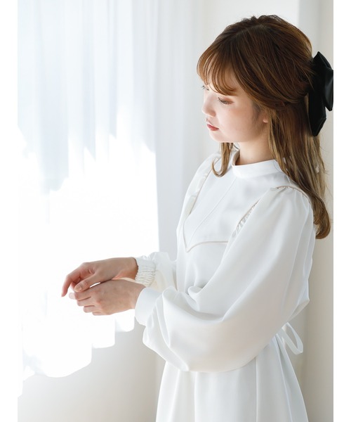 SLURR(スラ―)の「パイピング切替ボリュームスリーブワンピース(ワンピース・レディース・ベージュ/オフホワイト・S/M)」の21枚目の写真