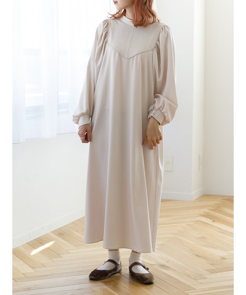 SLURR(スラ―)の「パイピング切替ボリュームスリーブワンピース(ワンピース・レディース・ベージュ/オフホワイト・S/M)」の14枚目の写真