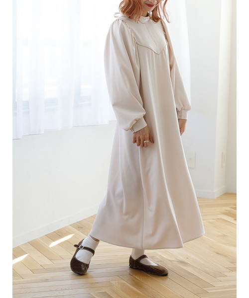 SLURR(スラ―)の「パイピング切替ボリュームスリーブワンピース(ワンピース・レディース・ベージュ/オフホワイト・S/M)」の13枚目の写真