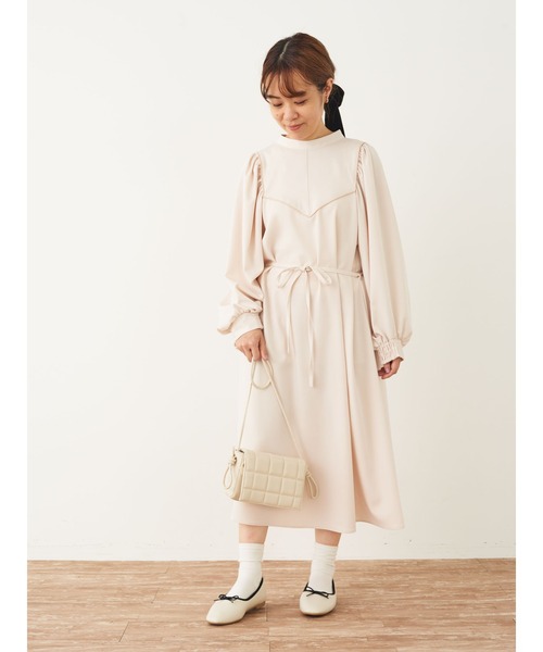 SLURR(スラ―)の「パイピング切替ボリュームスリーブワンピース(ワンピース・レディース・ベージュ/オフホワイト・S/M)」の6枚目の写真
