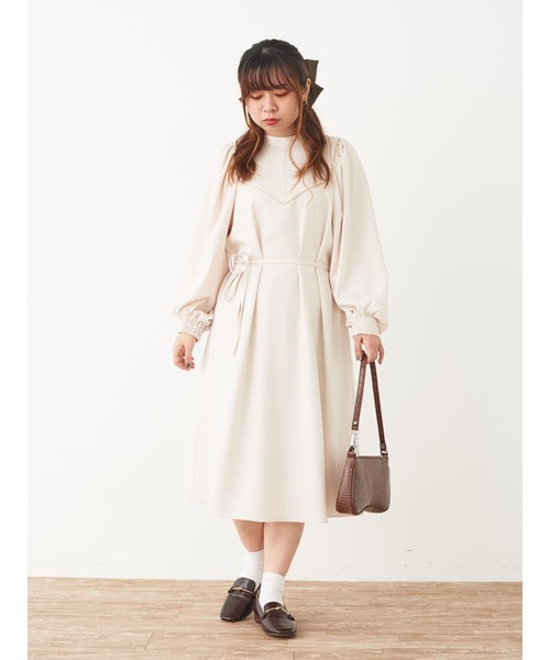 SLURR(スラ―)の「パイピング切替ボリュームスリーブワンピース(ワンピース・レディース・ベージュ/オフホワイト・S/M)」の8枚目の写真