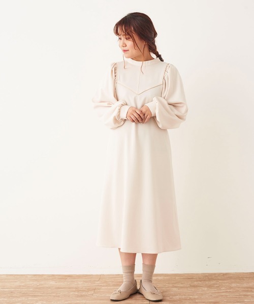 SLURR(スラ―)の「パイピング切替ボリュームスリーブワンピース(ワンピース・レディース・ベージュ/オフホワイト・S/M)」の7枚目の写真