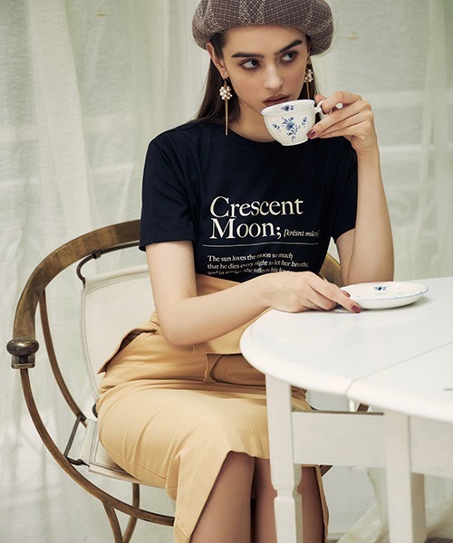 EIMY ISTOIRE(エイミーイストワール)の「MOONロゴプリントTシャツ(Tシャツ/カットソー・レディース・ホワイト/ブラック/ベージュ/ピンク・FREE)」の7枚目の写真