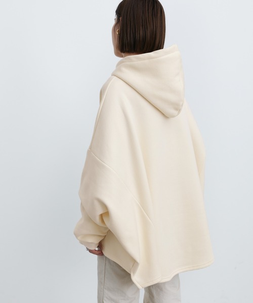 select MOCA(セレクトモカ)の「2021 AW 裏起毛ドルマンビッグシルエットパーカー(パーカー・レディース・ブラック/アイボリー・FREE)」の8枚目の写真