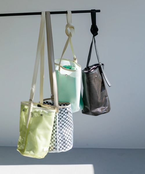 koe（コエ）の「【ビーチバッグ】PVCメッシュバケツショルダー*（ショルダーバッグ・レディース・ブラック/オフホワイト/クリア/ライトイエロー・FREE）」の2枚目の写真