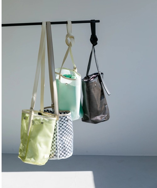 koe（コエ）の「【ビーチバッグ】PVCメッシュバケツショルダー*（ショルダーバッグ・レディース・ブラック/オフホワイト/クリア/ライトイエロー・FREE）」の5枚目の写真