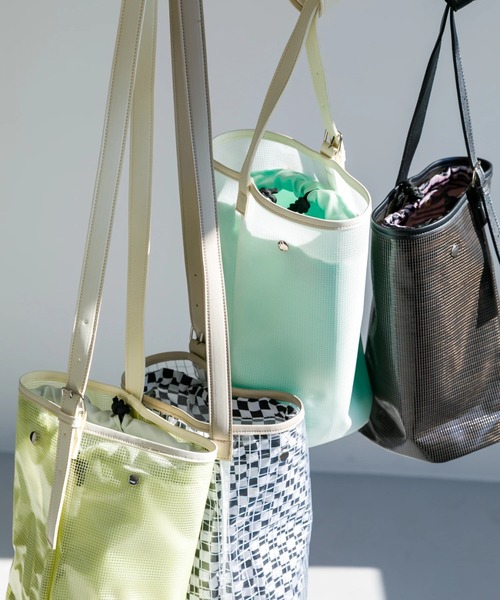 koe（コエ）の「【ビーチバッグ】PVCメッシュバケツショルダー*（ショルダーバッグ・レディース・ブラック/オフホワイト/クリア/ライトイエロー・FREE）」の6枚目の写真