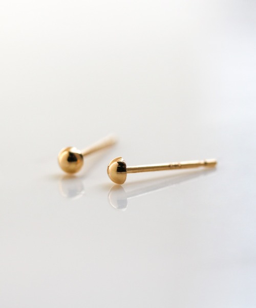cui-cui（キュイキュイ）の「ゴールド ハーフボール ピアス | K18（ピアス（両耳用）・レディース・イエローゴールド・FREE）」の3枚目の写真