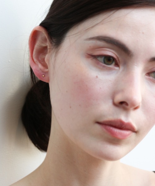 cui-cui（キュイキュイ）の「ゴールド ハーフボール ピアス | K18（ピアス（両耳用）・レディース・イエローゴールド・FREE）」の5枚目の写真