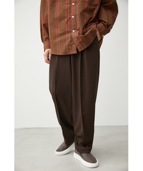 AZUL by moussy(アズールバイマウジー)の「PINTUCK COMFORTABLE TROUSERS/ピンタックコンフォータブルトラウザーズ(その他パンツ・メンズ・ダークネイビー/ブラウン・MEDIUM/LARGE)」の2枚目の写真
