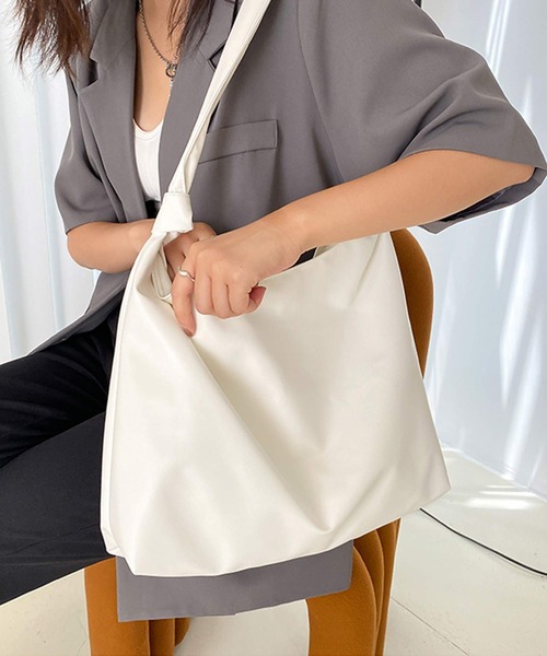 shopnikoniko（ショップニコニコ）の「合成皮革 ノットハンドル トートバッグ（トートバッグ・レディース・ホワイト/ブラウン/ベージュ/ブラック・フリー）」の8枚目の写真