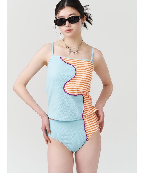 PAMEO POSE（パメオポーズ）の「Wavy Line Cami Bikini（水着・レディース・スカイブルー/ホワイト/ネイビー系・FREE）」の5枚目の写真