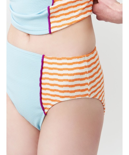 PAMEO POSE（パメオポーズ）の「Wavy Line Cami Bikini（水着・レディース・スカイブルー/ホワイト/ネイビー系・FREE）」の12枚目の写真