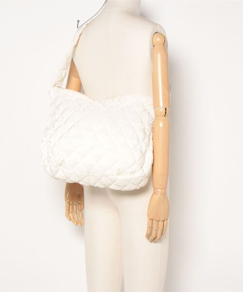 Lace Ladies(レースレディース)の「ビッグサイズキルティングショルダーバッグ(ショルダーバッグ・レディース・アイボリー/ブラック・FREE)」の6枚目の写真