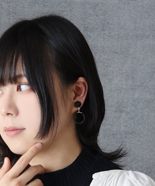 tone(トーン)の「【malle la brocante/マルラブロカント】14kgf 天然石のつぶつぶとアンティークビーズリングのピアス(ピアス(両耳用)・レディース・ベージュ/ブラック・FREE)」の9枚目の写真