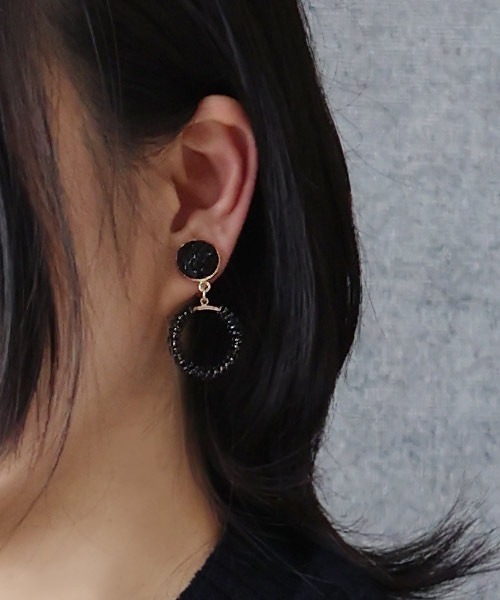 tone(トーン)の「【malle la brocante/マルラブロカント】14kgf 天然石のつぶつぶとアンティークビーズリングのピアス(ピアス(両耳用)・レディース・ベージュ/ブラック・FREE)」の5枚目の写真
