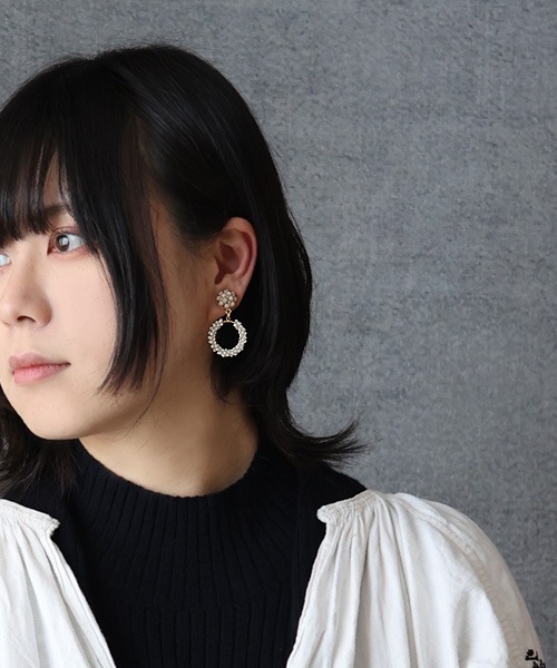 tone(トーン)の「【malle la brocante/マルラブロカント】14kgf 天然石のつぶつぶとアンティークビーズリングのピアス(ピアス(両耳用)・レディース・ベージュ/ブラック・FREE)」の10枚目の写真
