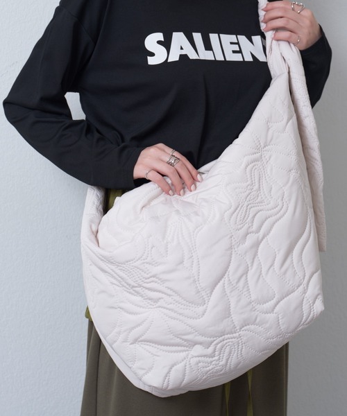 COLONY 2139（コロニートゥーワンスリーナイン）の「ニュアンス柄キルトボンディングショルダー（ショルダーバッグ・レディース・ブラック/アイボリー/サックスブルー・FREE）」の2枚目の写真