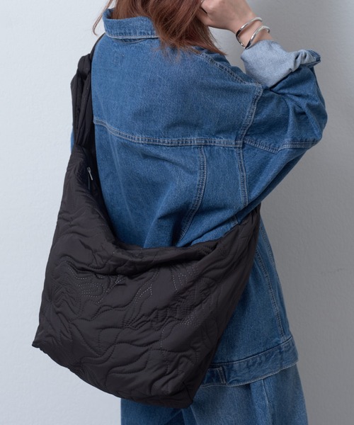 COLONY 2139（コロニートゥーワンスリーナイン）の「ニュアンス柄キルトボンディングショルダー（ショルダーバッグ・レディース・ブラック/アイボリー/サックスブルー・FREE）」の3枚目の写真