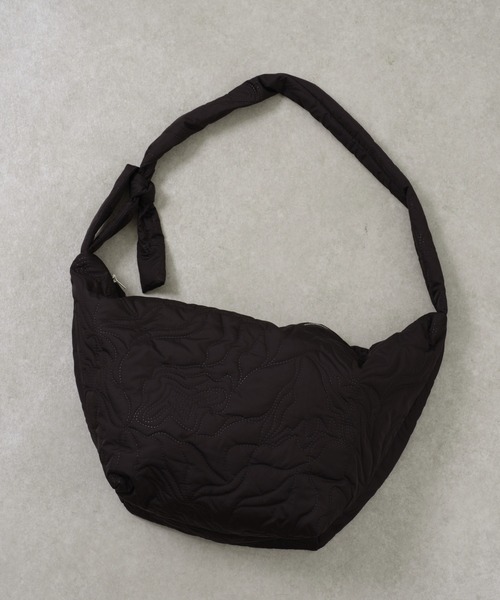 COLONY 2139（コロニートゥーワンスリーナイン）の「ニュアンス柄キルトボンディングショルダー（ショルダーバッグ・レディース・ブラック/アイボリー/サックスブルー・FREE）」の6枚目の写真