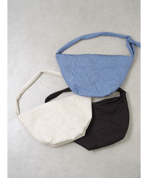 COLONY 2139（コロニートゥーワンスリーナイン）の「ニュアンス柄キルトボンディングショルダー（ショルダーバッグ・レディース・ブラック/アイボリー/サックスブルー・FREE）」の4枚目の写真
