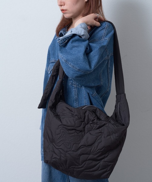 COLONY 2139（コロニートゥーワンスリーナイン）の「ニュアンス柄キルトボンディングショルダー（ショルダーバッグ・レディース・ブラック/アイボリー/サックスブルー・FREE）」の11枚目の写真