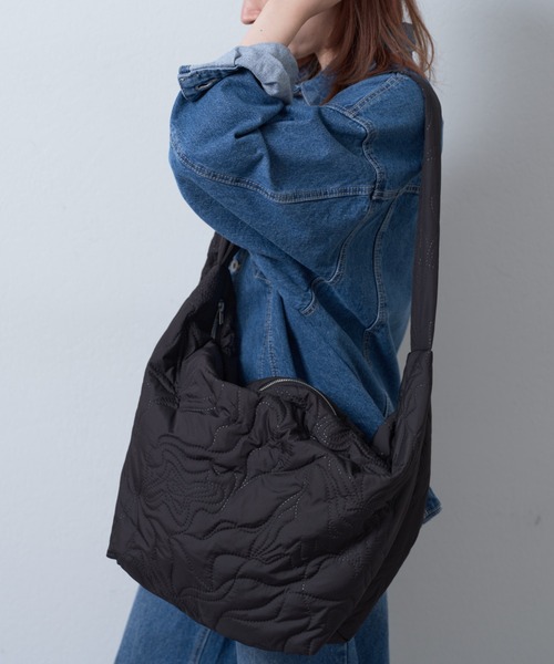 COLONY 2139（コロニートゥーワンスリーナイン）の「ニュアンス柄キルトボンディングショルダー（ショルダーバッグ・レディース・ブラック/アイボリー/サックスブルー・FREE）」の12枚目の写真