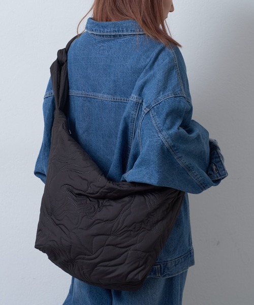 COLONY 2139（コロニートゥーワンスリーナイン）の「ニュアンス柄キルトボンディングショルダー（ショルダーバッグ・レディース・ブラック/アイボリー/サックスブルー・FREE）」の7枚目の写真