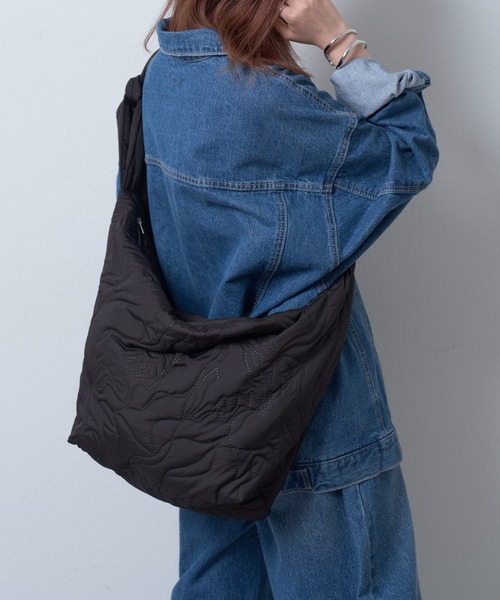 COLONY 2139（コロニートゥーワンスリーナイン）の「ニュアンス柄キルトボンディングショルダー（ショルダーバッグ・レディース・ブラック/アイボリー/サックスブルー・FREE）」の8枚目の写真