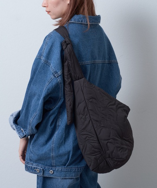 COLONY 2139（コロニートゥーワンスリーナイン）の「ニュアンス柄キルトボンディングショルダー（ショルダーバッグ・レディース・ブラック/アイボリー/サックスブルー・FREE）」の9枚目の写真